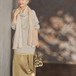 【60代ファッション】忘年会、クリスマス、観劇etc. 結城アンナさんの「ドレスアップ術」②ブラック、グレー、ベージュで華やぐ着こなし