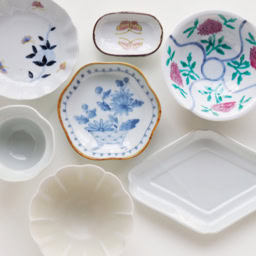 展示スペースでは12月20日（土）〜28日（日）まで土井善男さんの白磁、清水なお子さんの染付や色絵が並ぶ二人展を開催予定。