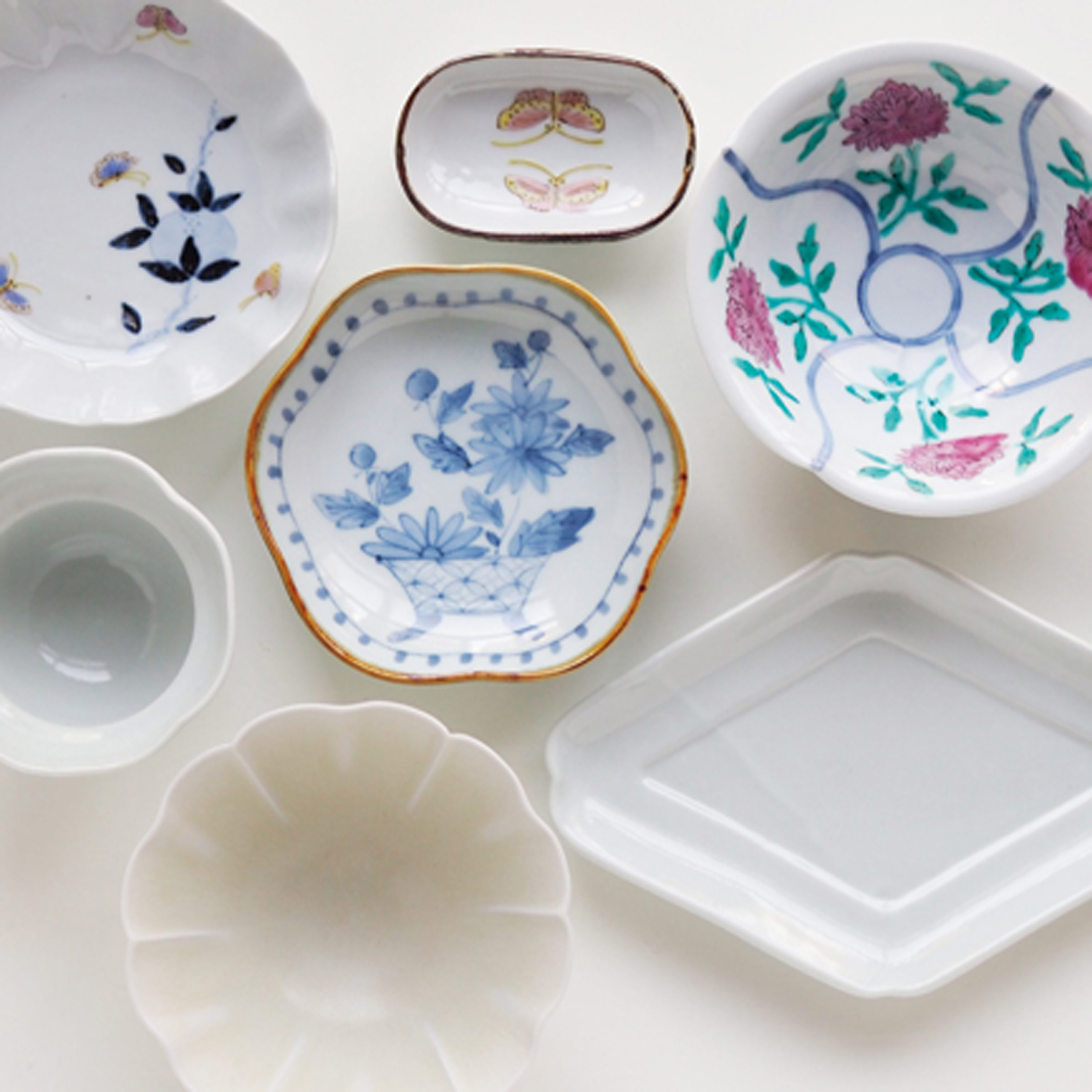 展示スペースでは12月20日(土)〜28日(日)まで土井善男さんの白磁、清水なお子さんの染付や色絵が並ぶ二人展を開催予定。