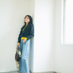 ストレートジーンズ¥4,990／ユニクロ アンド ジェイ ダブリューアンダーソン（ユニクロ）、ショート丈コート¥71,500／ソブ（フィルム）、ニット¥30,800／ル フィル（ル フィルニュウマン新宿）、バッグ¥24,900／トゥティエ、マフラー¥7,491／デッサン（ワールド プレス インフォメーション）、パンプス¥37,400／ファビオ ルスコーニ（伊勢丹新宿本店 本館2F婦人靴）、ネックレス¥82,500／ウノアエレシルバーコレクション、ブレスレット¥19,800、リング¥9,900／ともにワンエーアールバイウノアエレ（すべてウノアエレジャパン）、靴下¥1,210／靴下屋（タビオ）