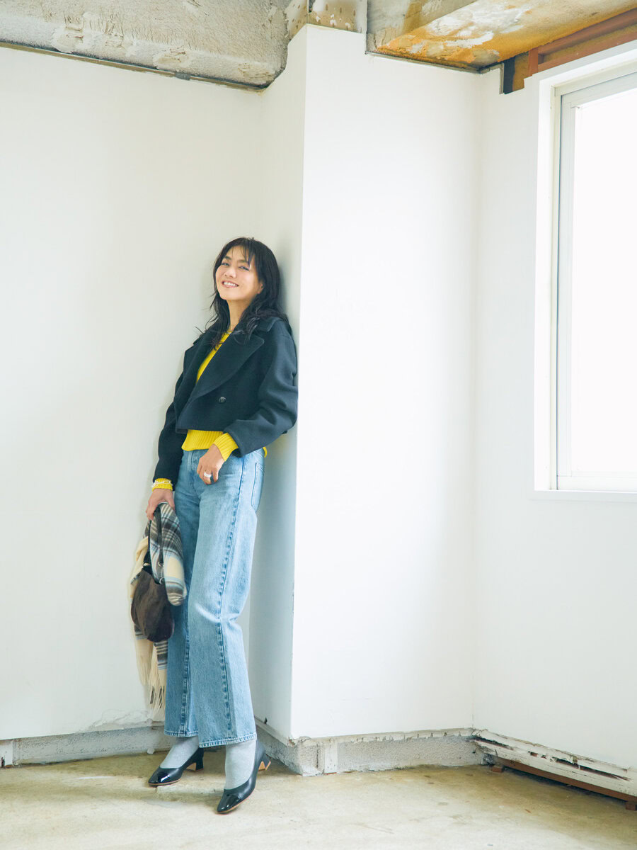 ストレートジーンズ¥4,990／ユニクロ アンド ジェイ ダブリューアンダーソン（ユニクロ）、ショート丈コート¥71,500／ソブ（フィルム）、ニット¥30,800／ル フィル（ル フィルニュウマン新宿）、バッグ¥24,900／トゥティエ、マフラー¥7,491／デッサン（ワールド プレス インフォメーション）、パンプス¥37,400／ファビオ ルスコーニ（伊勢丹新宿本店 本館2F婦人靴）、ネックレス¥82,500／ウノアエレシルバーコレクション、ブレスレット¥19,800、リング¥9,900／ともにワンエーアールバイウノアエレ（すべてウノアエレジャパン）、靴下¥1,210／靴下屋（タビオ）