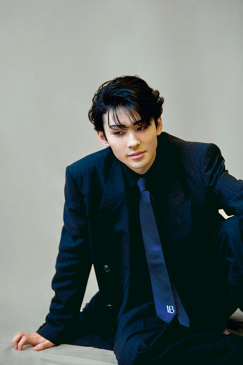 ジャケット¥95,000 パンツ¥50,600 ／ともにソウシオオツキ（エムエイティティ)、そのほかスタイリスト私物