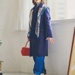 コート／プラダ、トップス、スト―ル、バッグ／すべてエルメス、デニム／ドゥクラッセ、スニーカー／コーチ、ネックレス／ティファニー、時計／ブルガリ、リング／ダイヤオーダー（すべて私物）