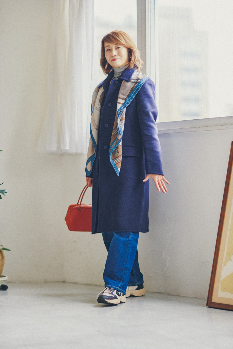 コート/プラダ、トップス、スト―ル、バッグ/すべてエルメス、デニム/ドゥクラッセ、スニーカー/コーチ、ネックレス/ティファニー、時計/ブルガリ、リング/ダイヤオーダー(すべて私物)