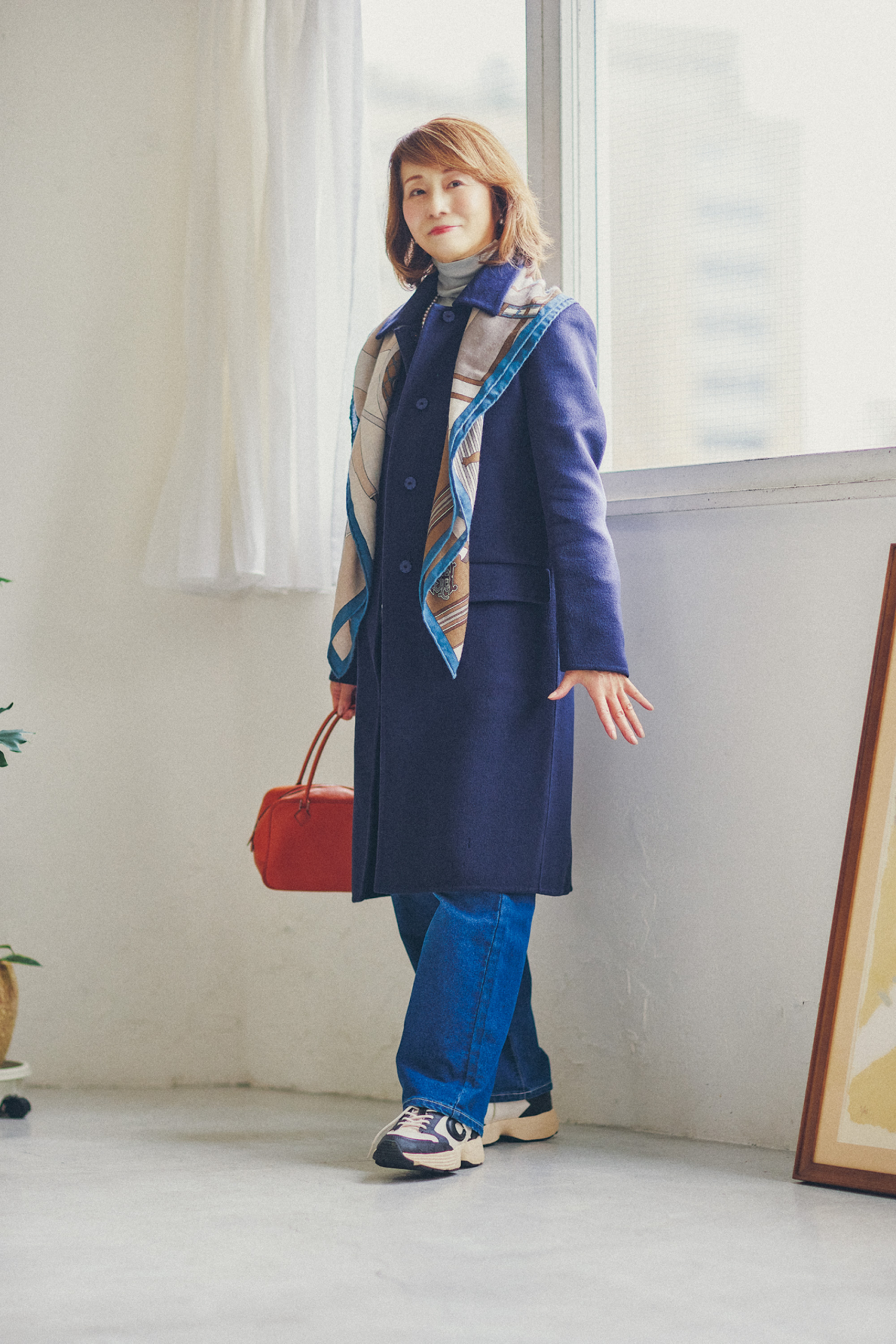 コート／プラダ、トップス、スト―ル、バッグ／すべてエルメス、デニム／ドゥクラッセ、スニーカー／コーチ、ネックレス／ティファニー、時計／ブルガリ、リング／ダイヤオーダー（すべて私物）