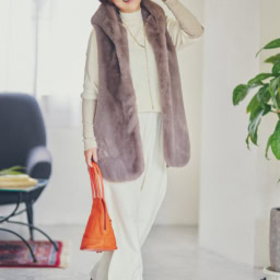 ファージレ／マリードール、ニット／クロシェ、パンツ／ディニテコリエ、バッグ／ユキコハナイ、靴／ダニエラアンドジェマ、ピアス／友人からのプレゼント、ネックレス／スピック＆スパン、イヤリング／友人からのプレゼント、ブレスレット／エムユーエル、リング／ブルガリ（すべて私物）