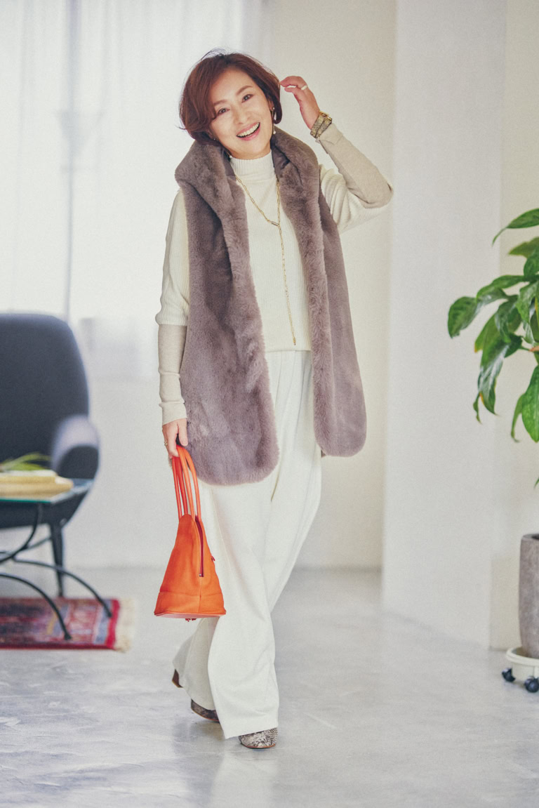 ファージレ/マリードール、ニット/クロシェ、パンツ/ディニテコリエ、バッグ/ユキコハナイ、靴/ダニエラアンドジェマ、ピアス/友人からのプレゼント、ネックレス/スピック&スパン、イヤリング/友人からのプレゼント、ブレスレット/エムユーエル、リング/ブルガリ(すべて私物)