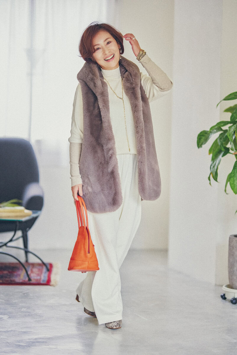 ファージレ／マリードール、ニット／クロシェ、パンツ／ディニテコリエ、バッグ／ユキコハナイ、靴／ダニエラアンドジェマ、ピアス／友人からのプレゼント、ネックレス／スピック＆スパン、イヤリング／友人からのプレゼント、ブレスレット／エムユーエル、リング／ブルガリ（すべて私物）