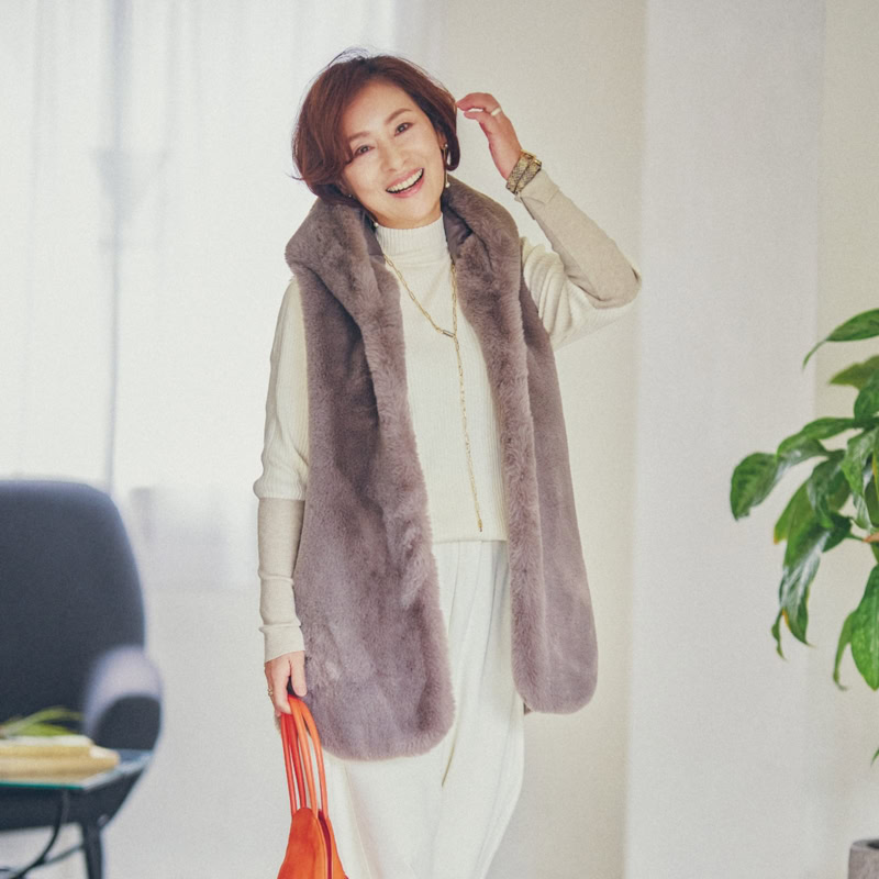 【私服拝見!】ホワイトのワントーンコーデをファーのジレがクラスアップ! 平塚由紀さんの冬の私服【50代・60代ファッション】