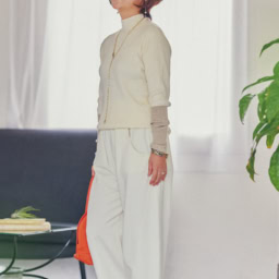 コートを脱ぐと……