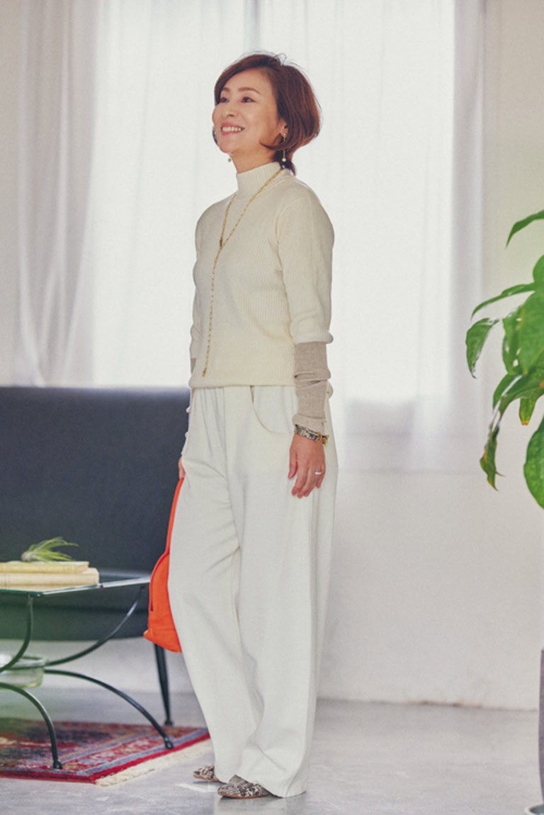 コートを脱ぐと……