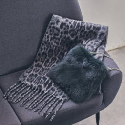 黒の服を着ない冬は黒の小物をスタンバイ