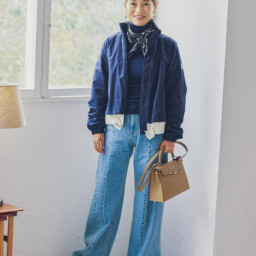 アウター／モンクレール、トップス／ユナイテッドアローズ、デニム／メゾン・マルジェラ、スカーフ、バッグ、リング左手／すべてエルメス、スニーカー／セリーヌ、ピアス／ティファニー、時計、リング右手／ともにシャネル（すべて私物）