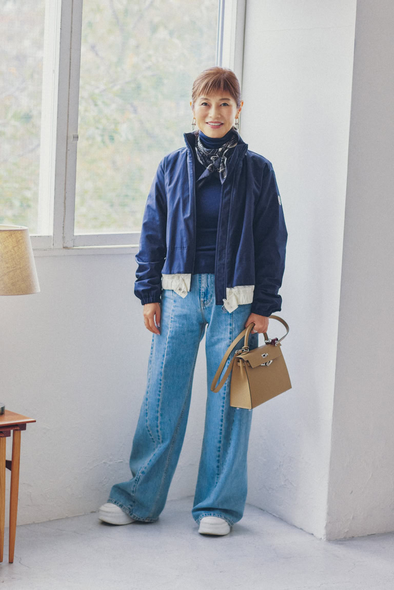 アウター/モンクレール、トップス/ユナイテッドアローズ、デニム/メゾン・マルジェラ、スカーフ、バッグ、リング左手/すべてエルメス、スニーカー/セリーヌ、ピアス/ティファニー、時計、リング右手/ともにシャネル(すべて私物)