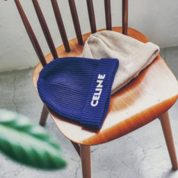 カジュアルに欠かせないニット帽をスタンバイ