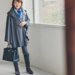 コート（マント）／エミリオ・プッチ、ニット／ジョン・スメドレー、パンツ／ニューヨークのセレクトショップ、ブーツ／セルジオ・ロッシ、スカーフ、バッグ／ともにエルメス、イヤリング、時計／ともにカルティエ、リング／カルティエ・オーダーしたもの（すべて私物）