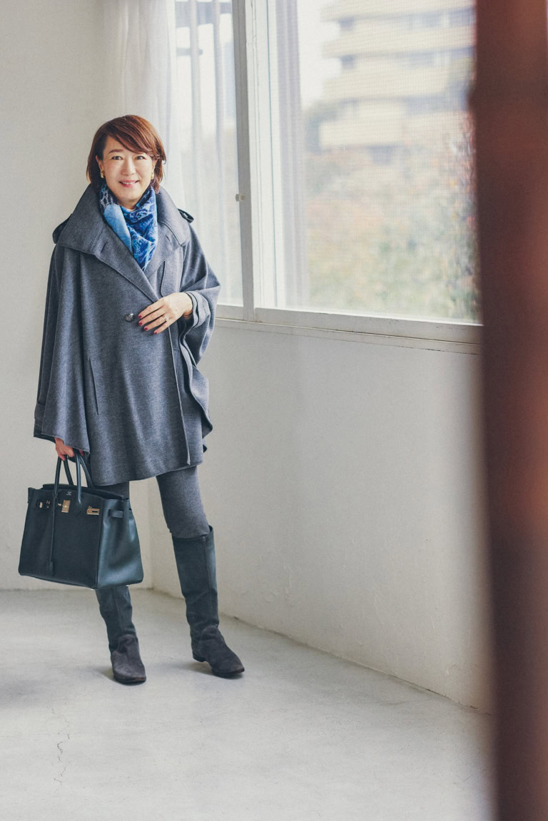 コート(マント)/エミリオ・プッチ、ニット/ジョン・スメドレー、パンツ/ニューヨークのセレクトショップ、ブーツ/セルジオ・ロッシ、スカーフ、バッグ/ともにエルメス、イヤリング、時計/ともにカルティエ、リング/カルティエ・オーダーしたもの(すべて私物)