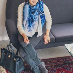 コートを脱ぐと……