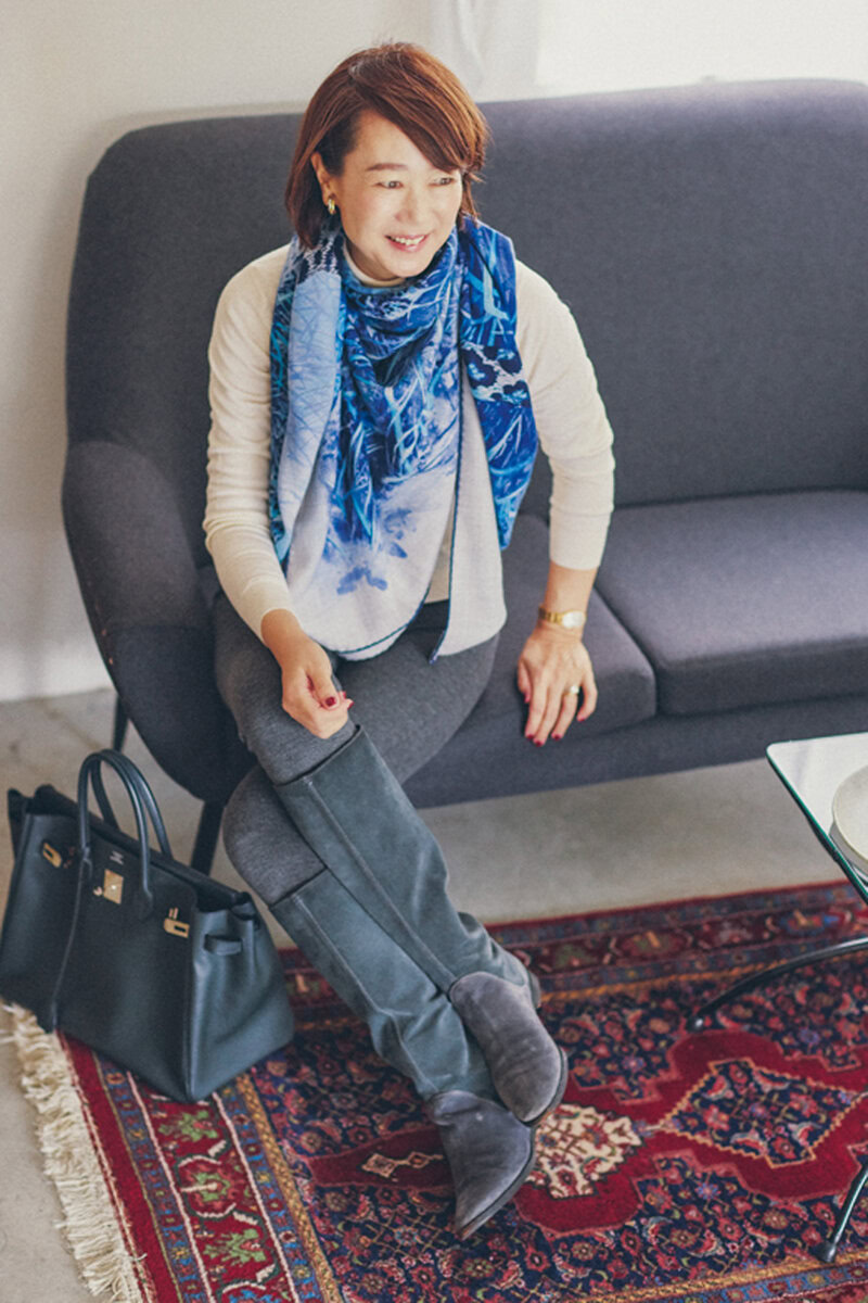 コートを脱ぐと……