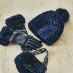 存在感のあるファー素材で着こなしを華やかに