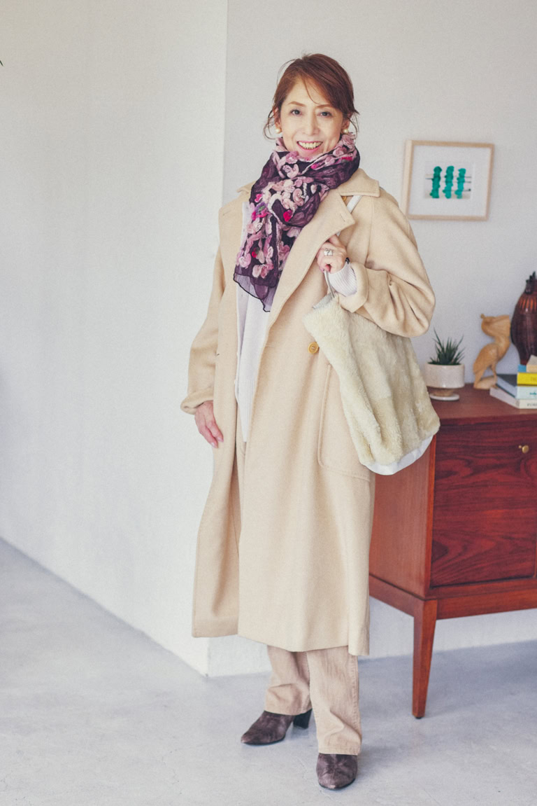 コート/マックスマーラ、ニットアンサンブル/エクストリームカシミア、パンツ/リーバイス、ベルト/ハリウッドランチマーケット、ブーツ/セルジオ・ロッシ、バッグ/オーウェンバリー、リング/ティファニー、ピアス、ネックレス、ストール/すべて友人からのプレゼント(すべて私物)