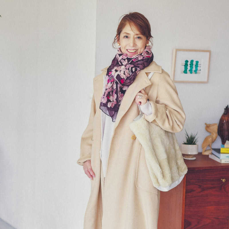 【私服拝見!】ツインニットやストールで寒さ暑さを調節!レイヤードでおしゃれを楽しむ、菊地貴子さんの冬の私服【50代・60代ファッション】