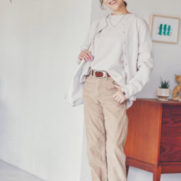 コートを脱ぐと……