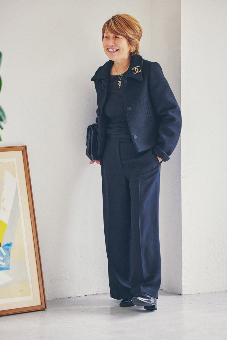 アウター、パンツ/ともにヌメロヴェントゥーノ、ニット/カオス、靴/ルイヴィトン、バッグ、ブローチ/ともにシャネル、ピアス/ディオール、リング、ネックレス/ともにShigetajewelry(すべて私物)