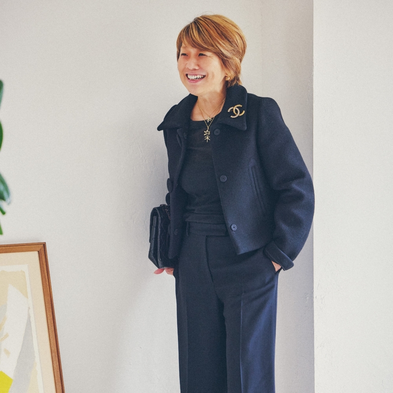 【私服拝見!】ゴールドジュエリーが華やかな、洗練されたオールブラックスタイル、スタイリスト・寳田マリさんの冬の私服【50代・60代ファッション】