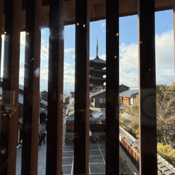 格子越しに見える八坂の塔と、産寧坂の賑わい。ここは巨匠の寝室でした。