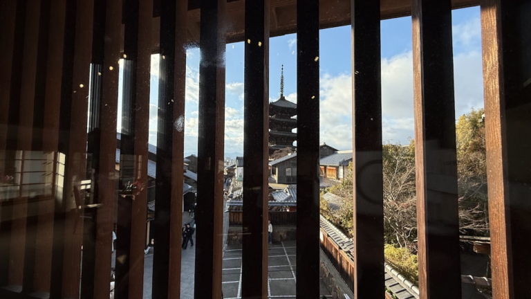 格子越しに見える八坂の塔と、産寧坂の賑わい。ここは巨匠の寝室でした。