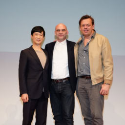 サイモン・スティーヴンスさん、堺雅人さん、ショーン・ホームズさん