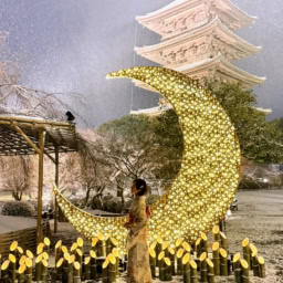 月のオブジェも人気写真スポット。