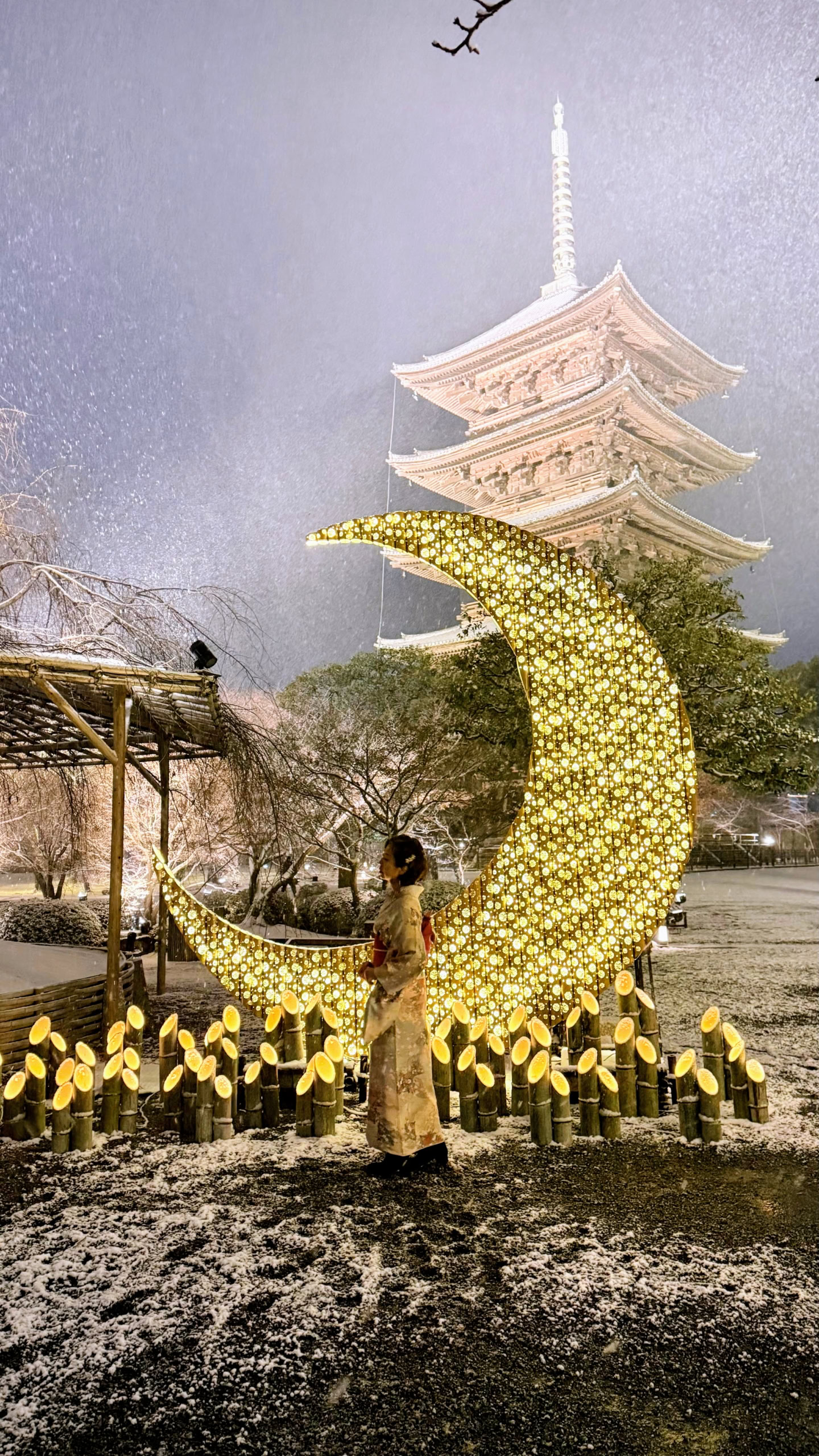 月のオブジェも人気写真スポット。