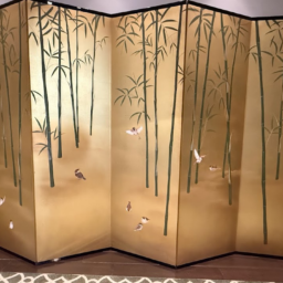 チャペルの入り口に飾られた屏風には雀が生き生きと描かれています。