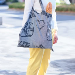 read1s tのパン柄布バッグに顔を覗かせてるバケットは「Bread Ship」のもの