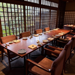 レストラン内部。どのお席でもお庭が見えます。