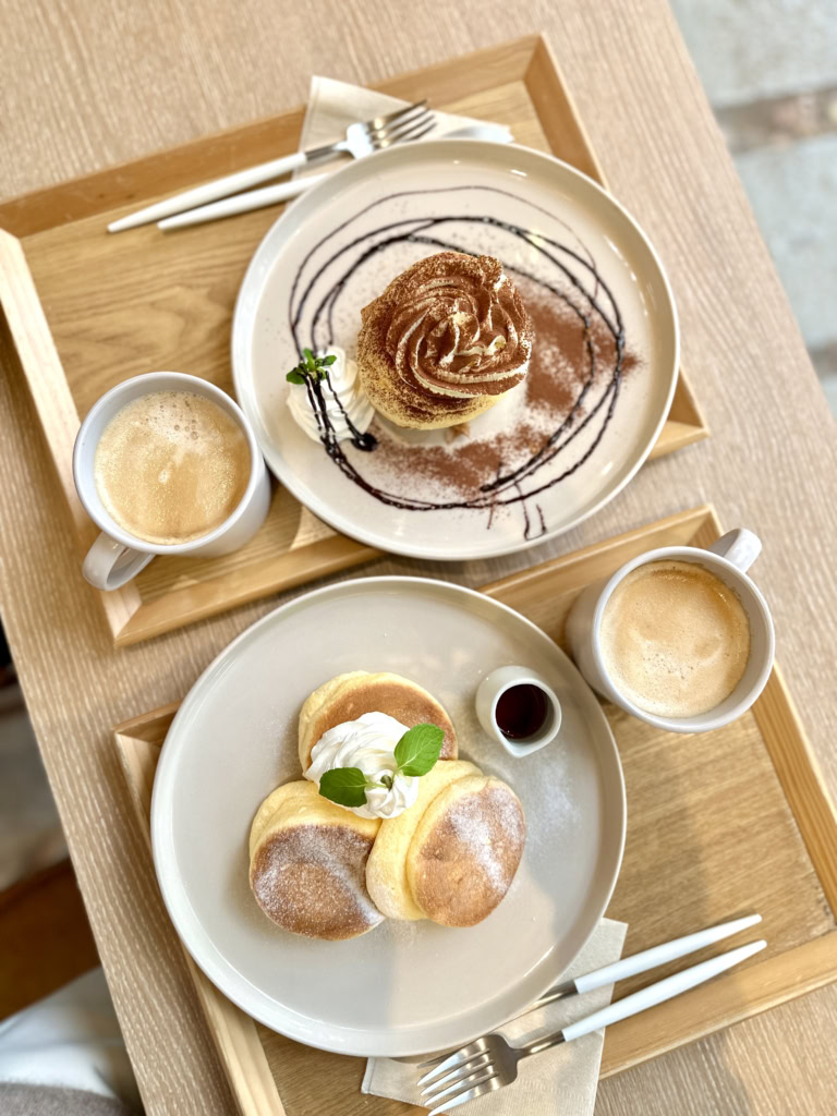 PARK CAFE BRANCO （パーク カフェ ブランコ）のふわふわパンケーキ　メープルホイップとティラミスパンケーキ