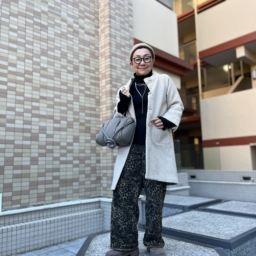 加藤理恵さんの渋めカラーコーデ