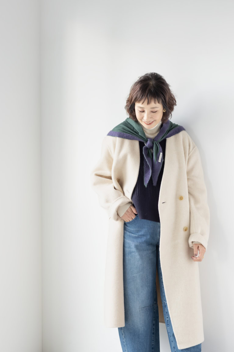 ストール¥37,400/ミラーインザスカイ(アッシュ・ぺー・フランス)、コート¥29,900/ムジラボ(無印良品 代官山)、タートルネック¥34,100/スローン(ザ ショップ スローン 神戸)、ベスト¥5,990、デニム¥9,990(ともに一部店舗及びオンラインストアのみで販売)/ともにコントワー・デ・コトニエ(ユニクロ)、イヤリング¥5,400、リング¥11,550/ともにアビステ