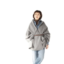 ストール¥28,600／ハウント/ハウント代官山、デニムシャツ¥26,400、デニム¥27,500／ともにレッドカード トーキョー（すべてゲストリスト）、タートルネック¥29,700／スローン（ザ ショップ スローン 神戸）、ベルト¥16,500／マヌエラ フィレンツェ（ピモンテ）、リング¥308,000／ピモンテ、イヤリング¥9,900／アビステ