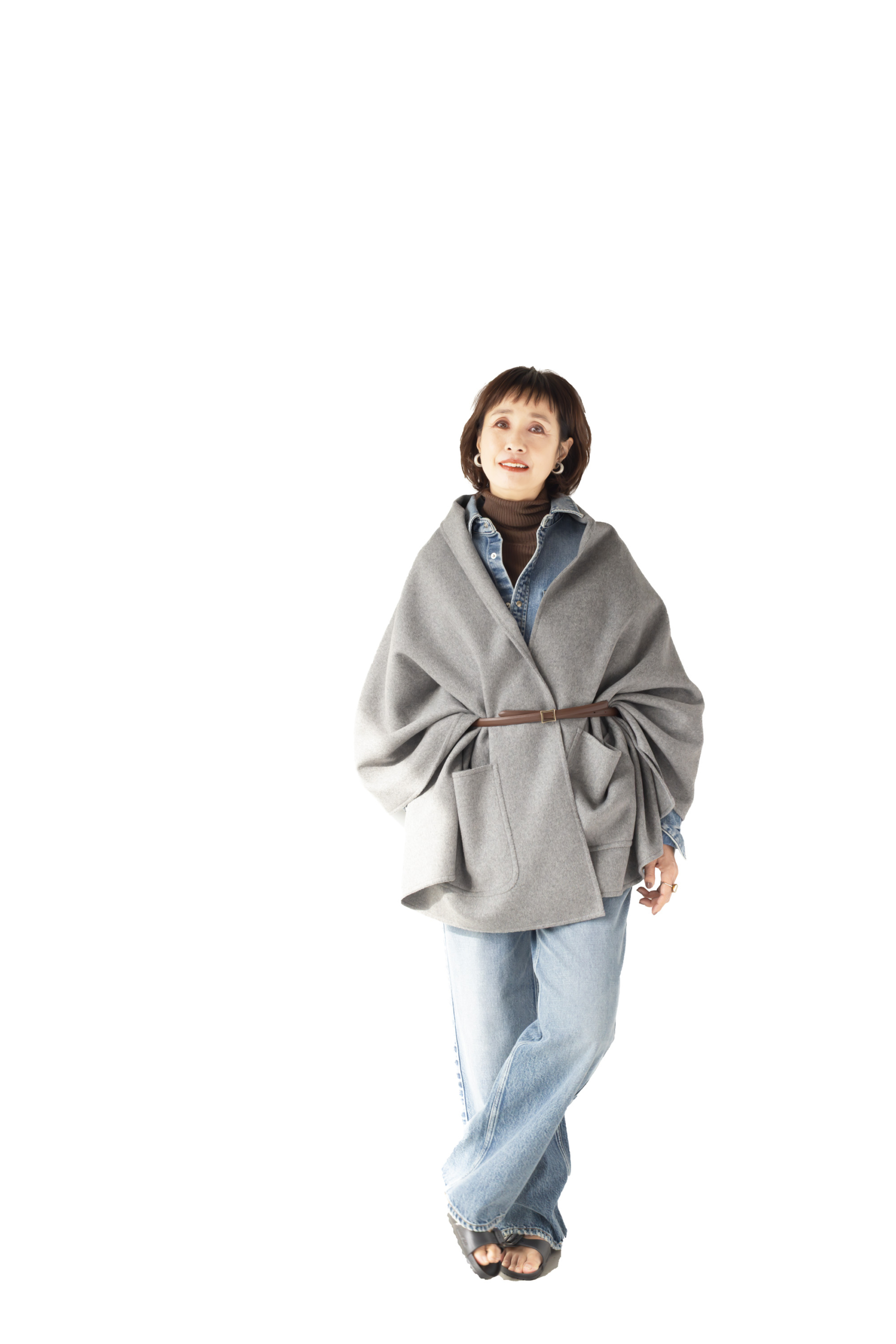 ストール¥28,600／ハウント/ハウント代官山、デニムシャツ¥26,400、デニム¥27,500／ともにレッドカード トーキョー（すべてゲストリスト）、タートルネック¥29,700／スローン（ザ ショップ スローン 神戸）、ベルト¥16,500／マヌエラ フィレンツェ（ピモンテ）、リング¥308,000／ピモンテ、イヤリング¥9,900／アビステ