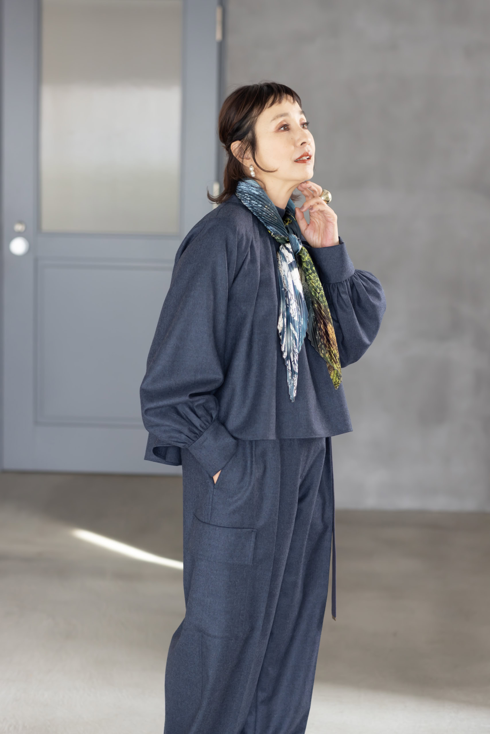 スカーフ¥39,600／アニエス ベー、ブラウス¥47,300、パンツ ¥61,600／ともにエブール（リトル リーグ インク）、ピアス¥11,000／フランシーヌ ブラムリ パリ（ピモンテ）、リング¥8,640／アビステ