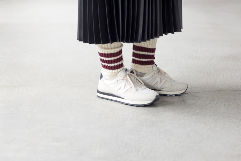 靴下¥2,530／ロトト（ロトトショールーム）、スカート¥26,400／ロペ（ジュンカスタマーセンター）、靴¥12,980／ニューバランス（ニューバランスジャパン お客様相談室）