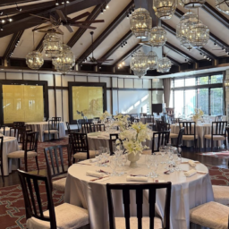 バンケットルーム「THE HIGASHIYAMA」アート、二枚が飾られています。