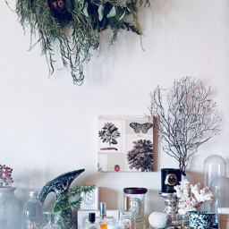 お気に入りを並べ絵になる一角に