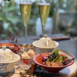 お料理は先付け・前菜・お刺身・スープ・お肉料理・盛り付け、器も美しくて目からも楽しめます。