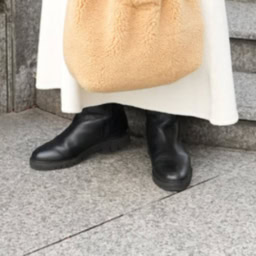 「白のニットセットアップなので、膨張見えを回避すべく足元はモノトーンを意識して黒のサイドゴアブーツで引き締めてみました」