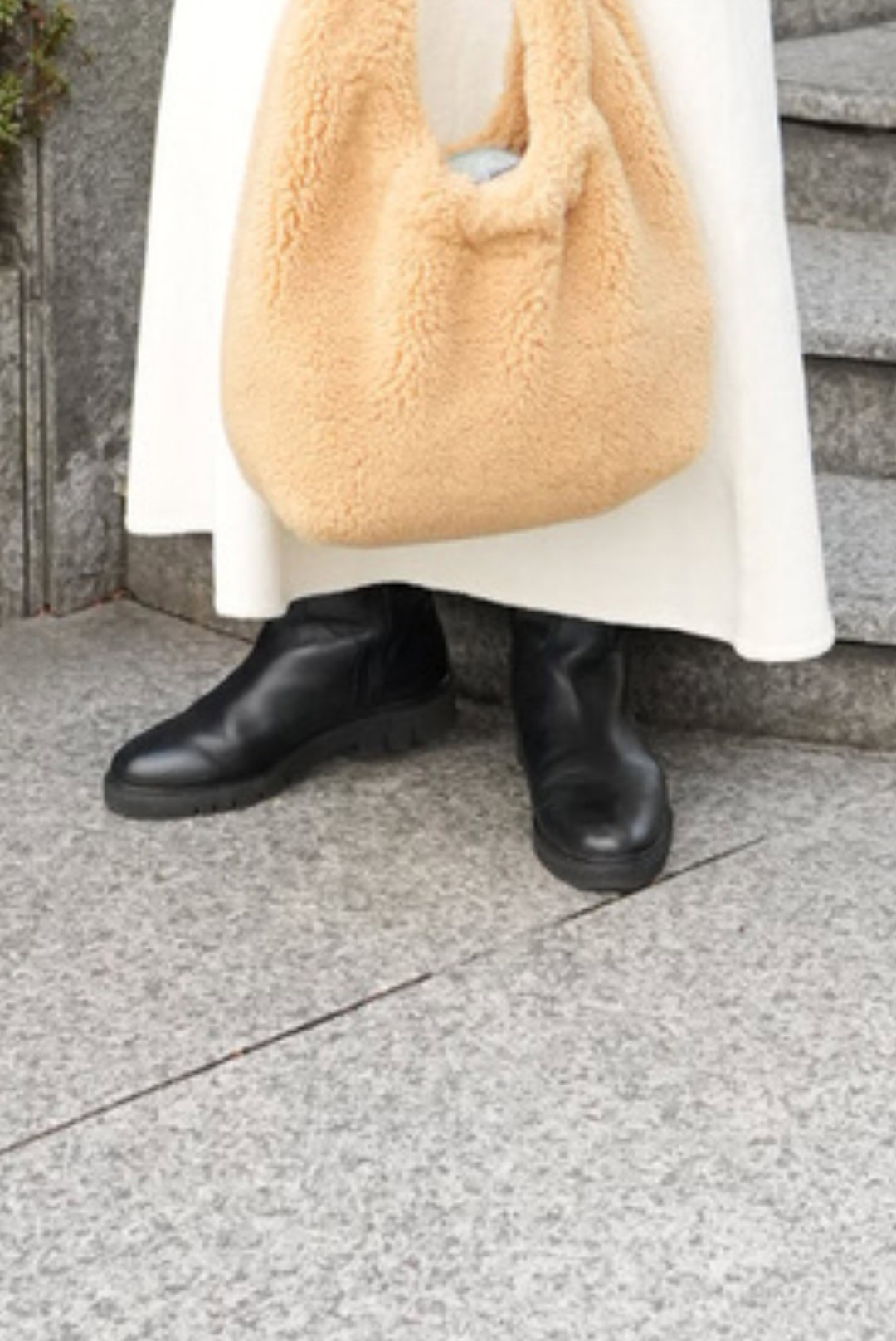 「白のニットセットアップなので、膨張見えを回避すべく足元はモノトーンを意識して黒のサイドゴアブーツで引き締めてみました」