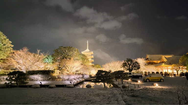 雪が降りやんだばかりの東寺境内